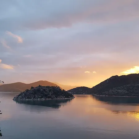 מלון Lemon Garden Boutique 3*